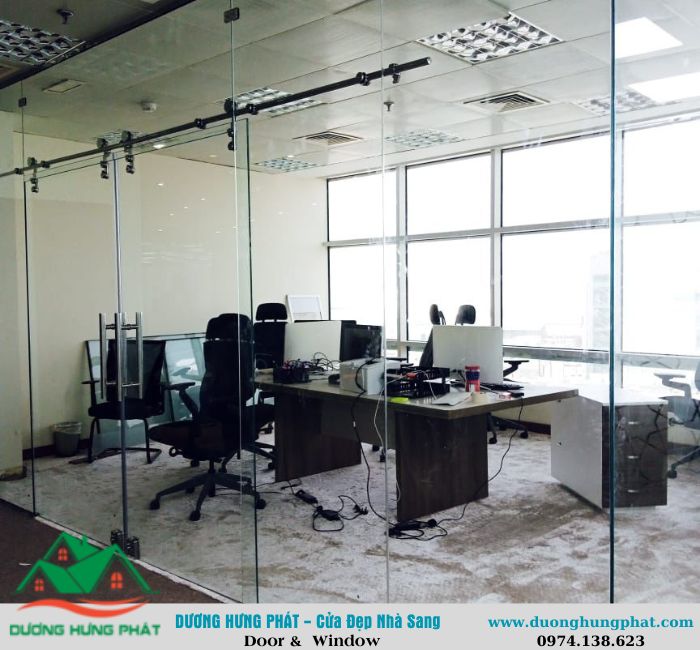 cửa kính cường lực lùa ray treo tại Tân Bình